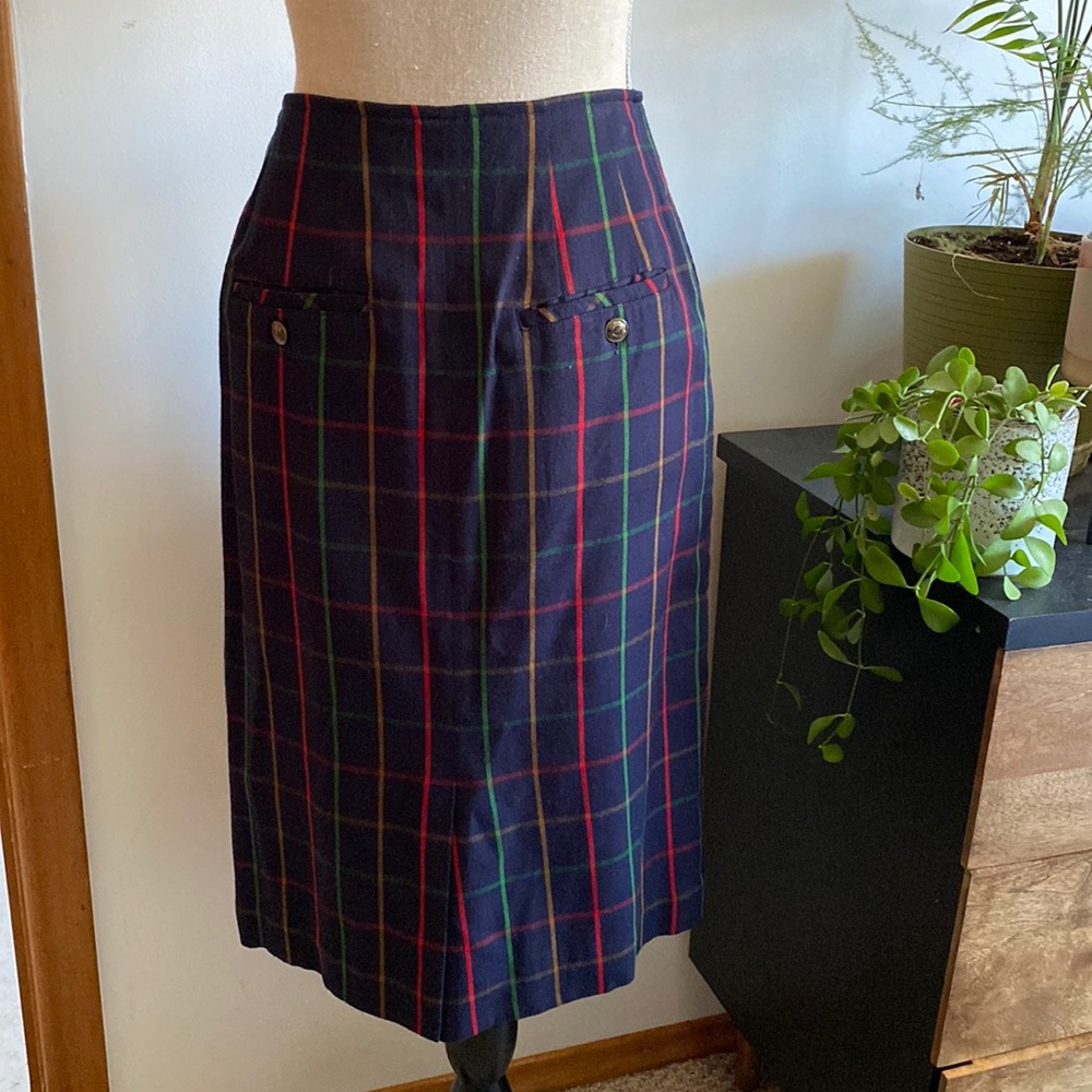 Vintage tartan skirt with golden buttons and pockets